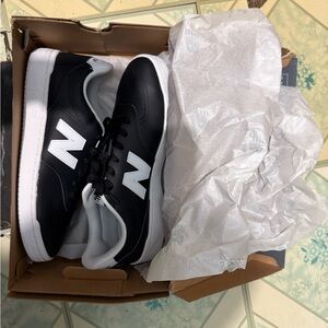 New Balance Black and White Sneakers Retro Athletic Design
